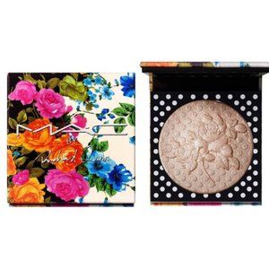 MAC X Richard Quinn Extra Dimension Skinfinish Highlighter in Day Glow